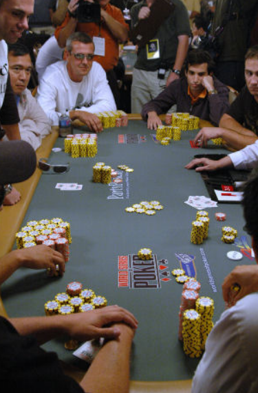 探索HHPOKER：德扑圈的同桌策略与技巧